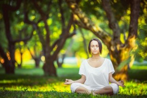 琜员如何在比赛中提高防守盯人后的转换能力，人盯人防守时怎样防有球队员