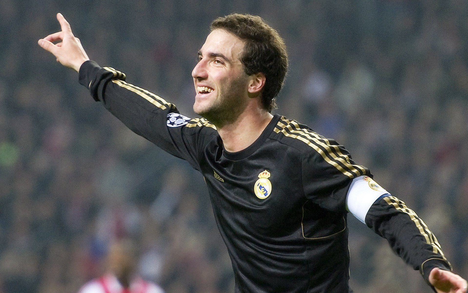 巴萨坚持高位压迫战术收效明显，巴萨经典战术